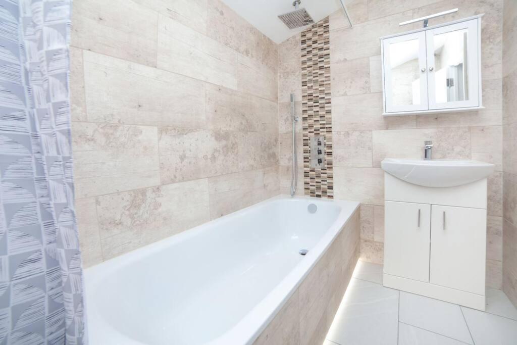 Modern Stylish 2 Bedroom In East Appartamento Londra